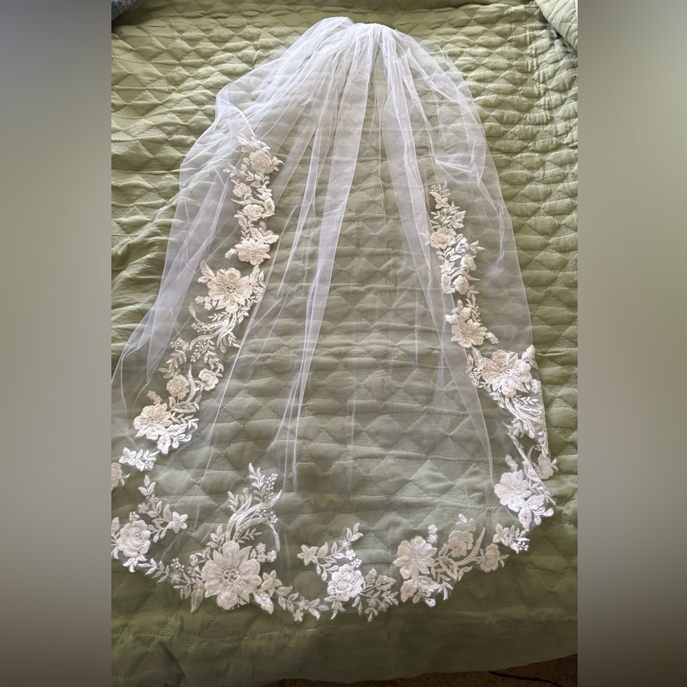 Elegant White Floral Lace Veil